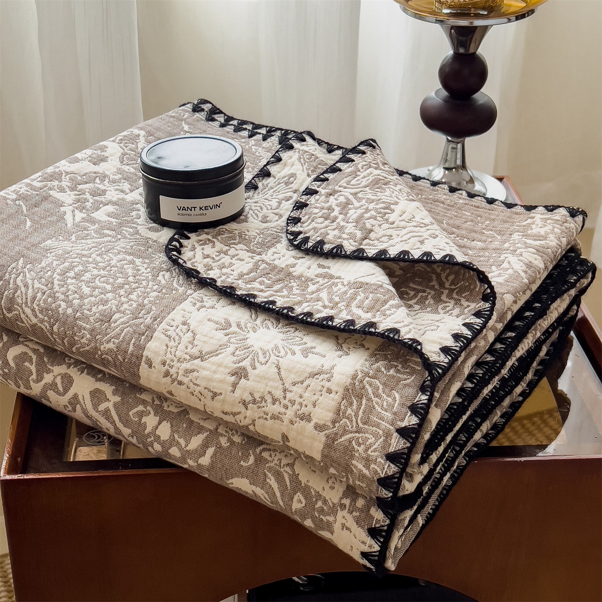 91家纺网 家纺一手货源 找家纺 云恋家纺 2026新款A类全棉四层纱三角针纱布毯全棉学生午睡被薄款床单沙发盖毯办公室披肩毯 云格雾咖