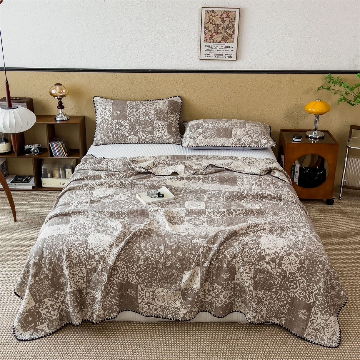 91家纺网 家纺一手货源 找家纺 云恋家纺 2026新款A类全棉四层纱三角针纱布毯全棉学生午睡被薄款床单沙发盖毯办公室披肩毯 云格雾咖