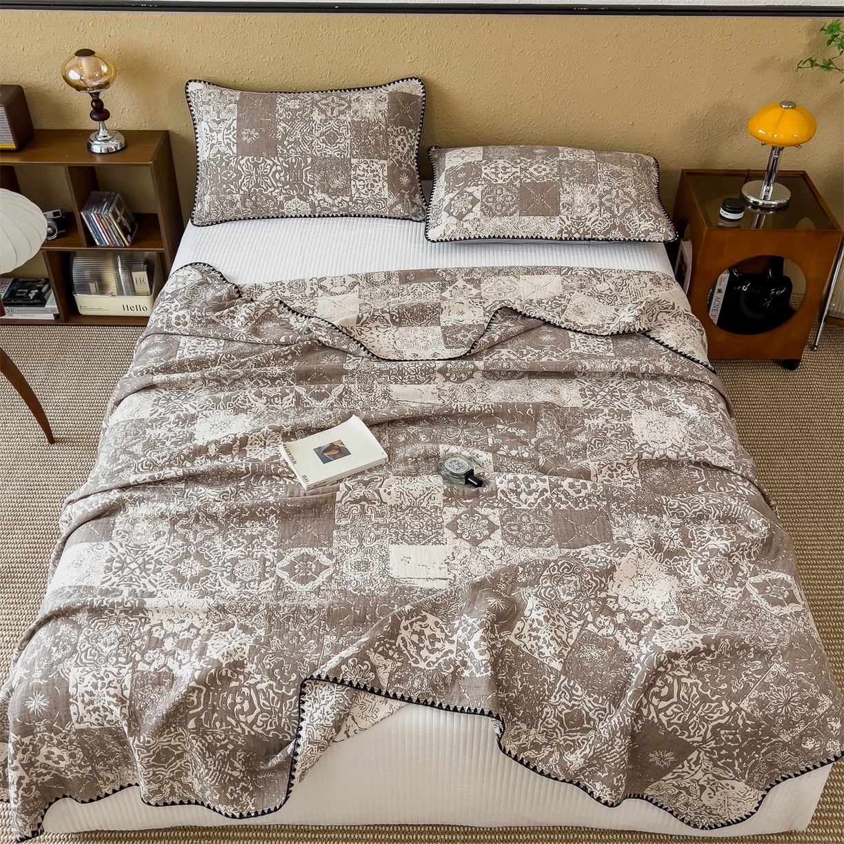 91家纺网 家纺一手货源 找家纺 云恋家纺 2026新款A类全棉四层纱三角针纱布毯全棉学生午睡被薄款床单沙发盖毯办公室披肩毯 云格雾咖