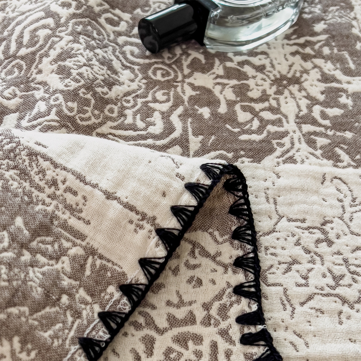 91家纺网 家纺一手货源 找家纺 云恋家纺 2026新款A类全棉四层纱三角针纱布毯全棉学生午睡被薄款床单沙发盖毯办公室披肩毯 云格雾咖