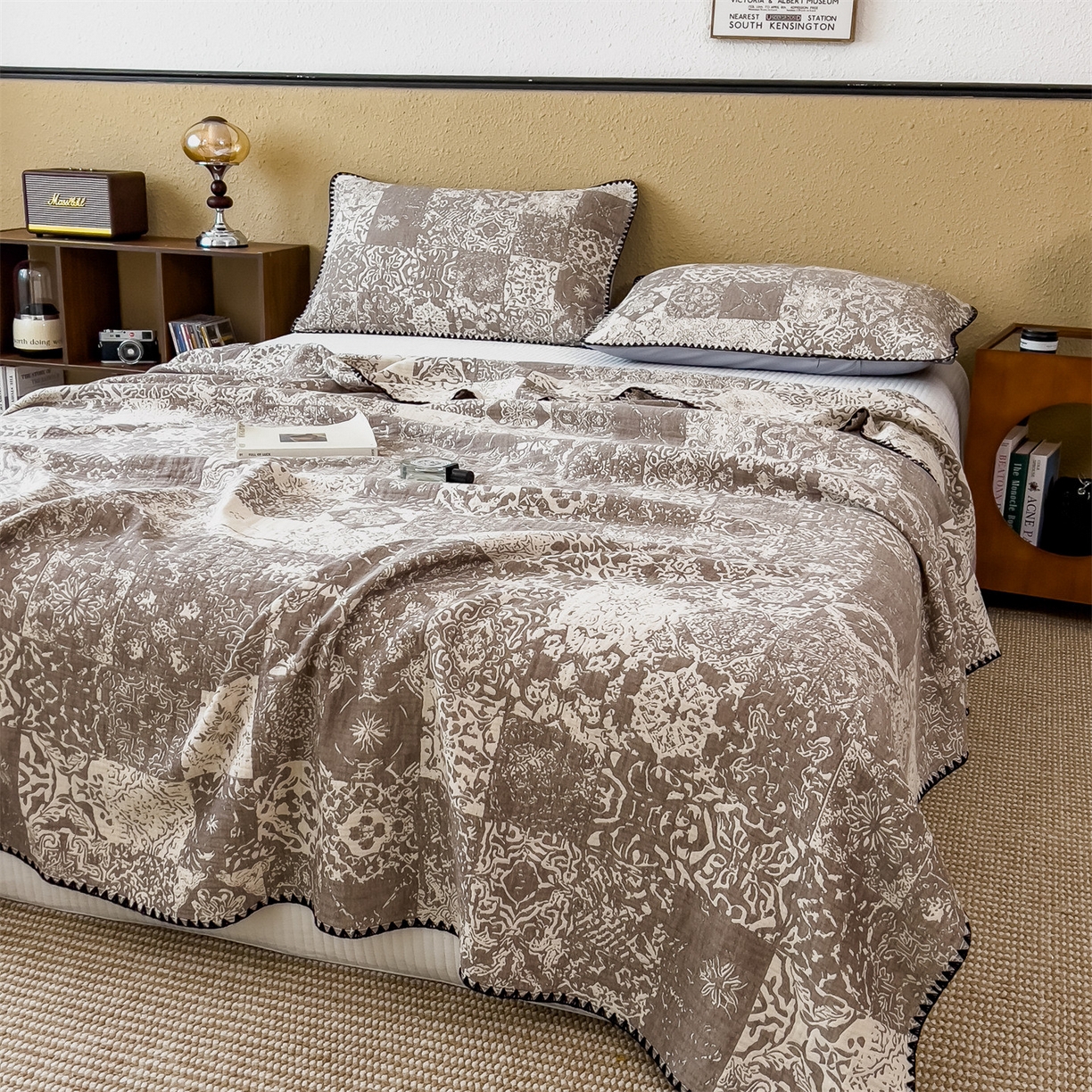 91家纺网 家纺一手货源 找家纺 云恋家纺 2026新款A类全棉四层纱三角针纱布毯全棉学生午睡被薄款床单沙发盖毯办公室披肩毯 云格雾咖