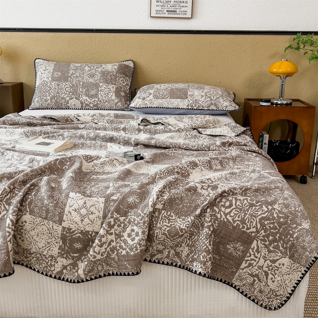 91家纺网 家纺一手货源 找家纺 云恋家纺 2026新款A类全棉四层纱三角针纱布毯全棉学生午睡被薄款床单沙发盖毯办公室披肩毯 云格雾咖