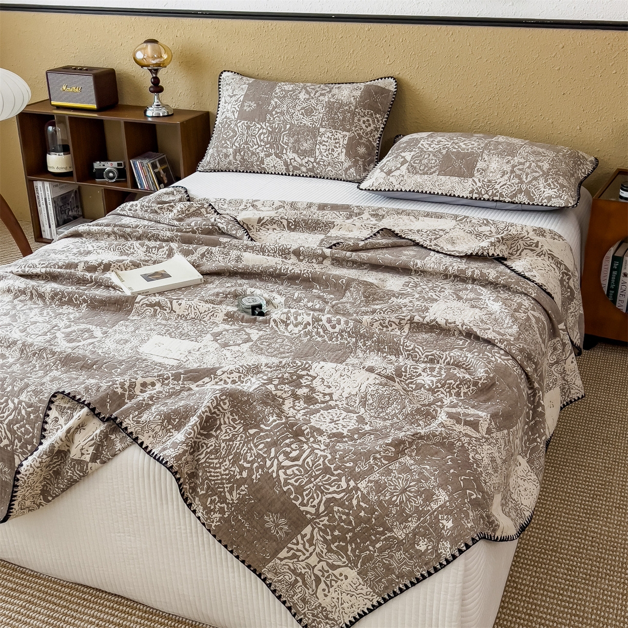 91家纺网 家纺一手货源 找家纺 云恋家纺 2026新款A类全棉四层纱三角针纱布毯全棉学生午睡被薄款床单沙发盖毯办公室披肩毯 云格雾咖