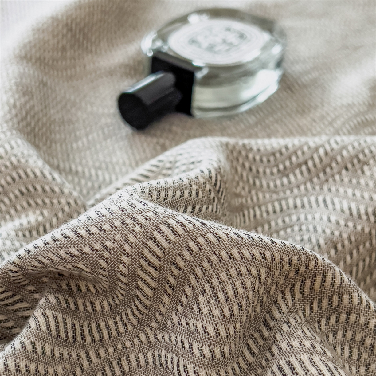 91家纺网 家纺一手货源 找家纺 云恋家纺 2026新款A类全棉四层纱三角针纱布毯全棉学生午睡被薄款床单沙发盖毯办公室披肩毯 晕染灰