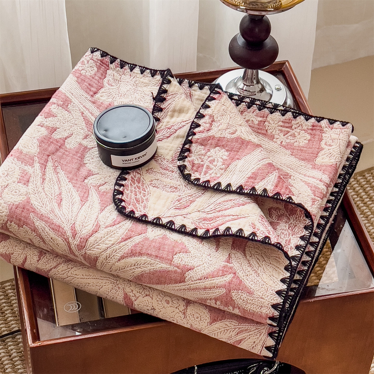 91家纺网 家纺一手货源 找家纺 云恋家纺 2026新款A类全棉四层纱三角针纱布毯全棉学生午睡被薄款床单沙发盖毯办公室披肩毯 花蔓流年-豆沙