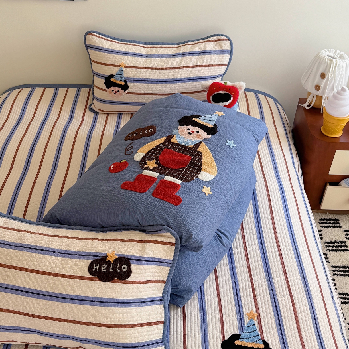 91家纺网 家纺一手货源 找家纺 顾里家纺 2026新款ins韩风床盖单品床盖单件三件套被套四件套 背带男孩