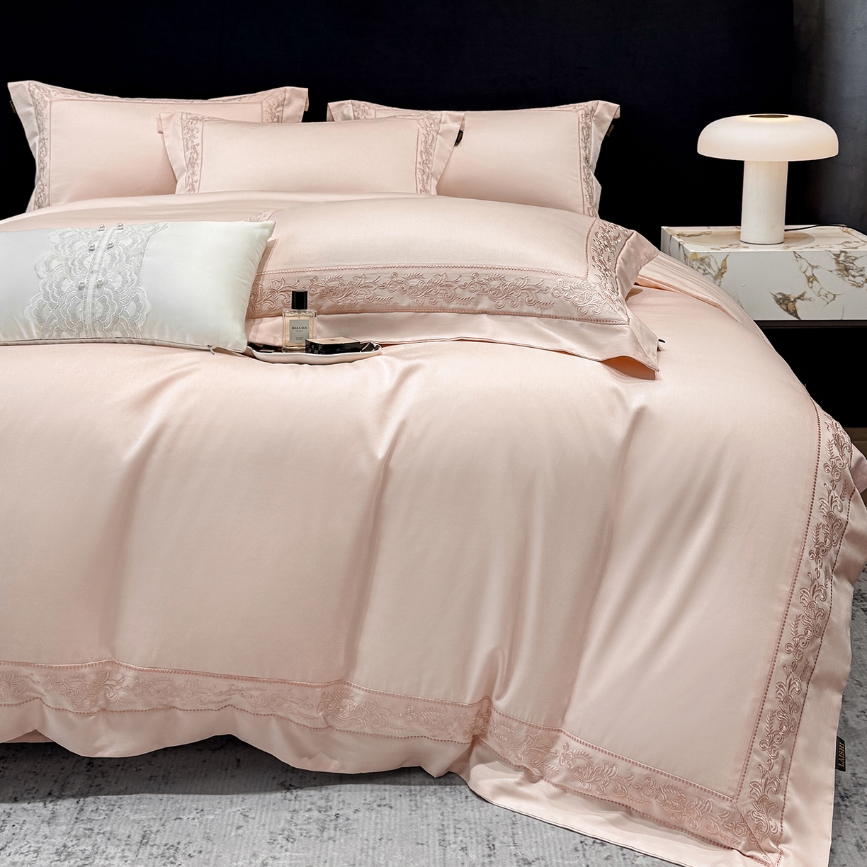 91家纺网 家纺一手货源 找家纺 莱势 2026新款100支长绒棉全棉纯棉50x50s埃及贡缎刺绣绣花四件套高端礼盒塞纳 塞纳-轻奢粉