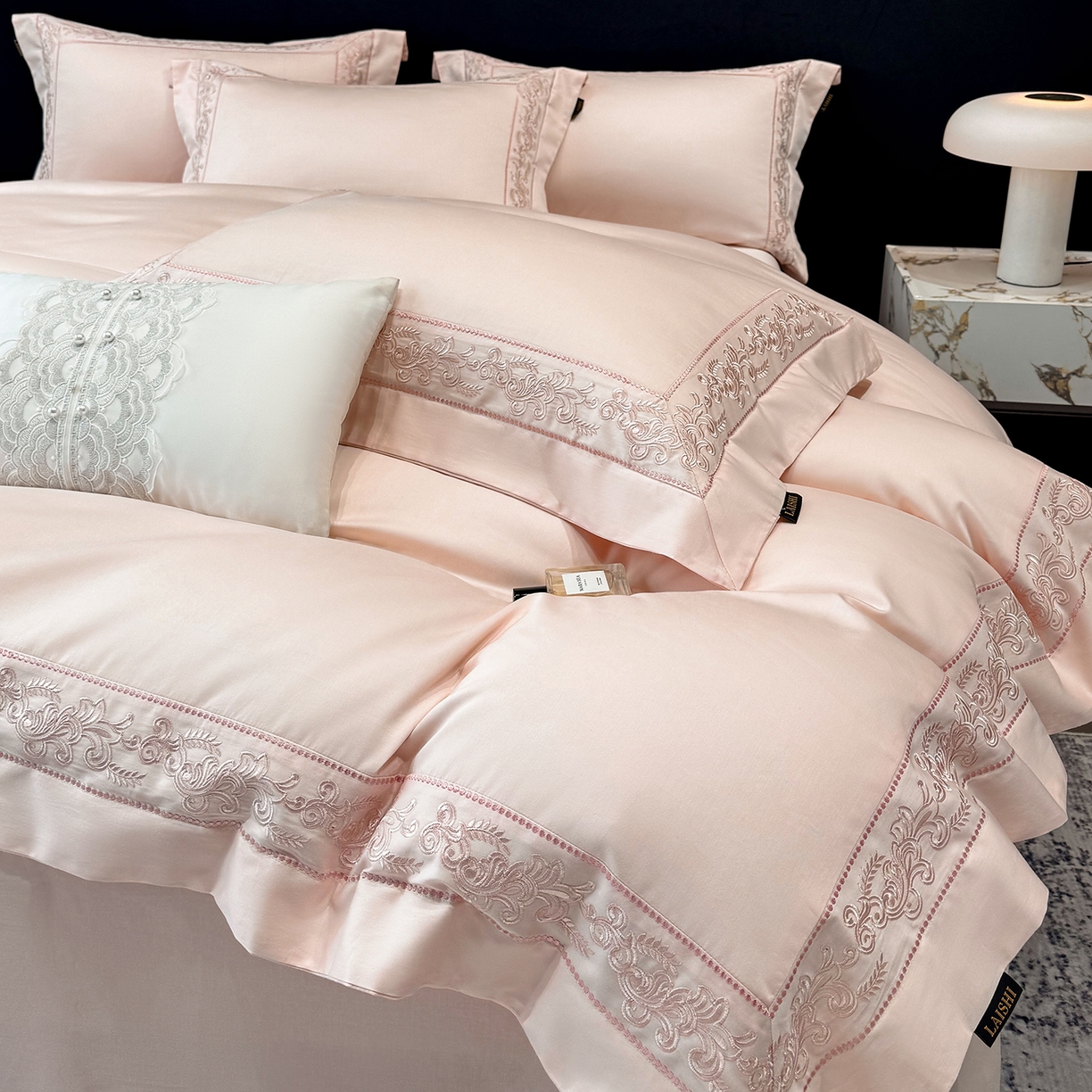 91家纺网 家纺一手货源 找家纺 （总）莱势 2026新款100支长绒棉全棉纯棉50x50s埃及贡缎刺绣绣花四件套高端礼盒塞纳