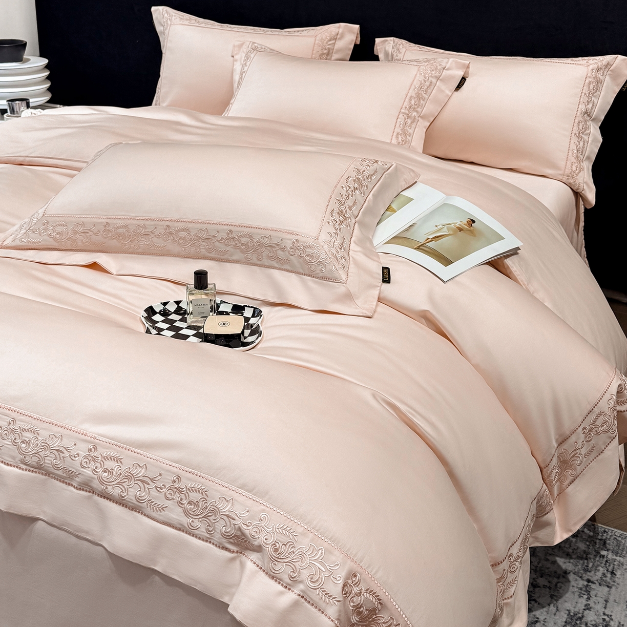 91家纺网 家纺一手货源 找家纺 莱势 2026新款100支长绒棉全棉纯棉50x50s埃及贡缎刺绣绣花四件套高端礼盒塞纳 塞纳-轻奢粉