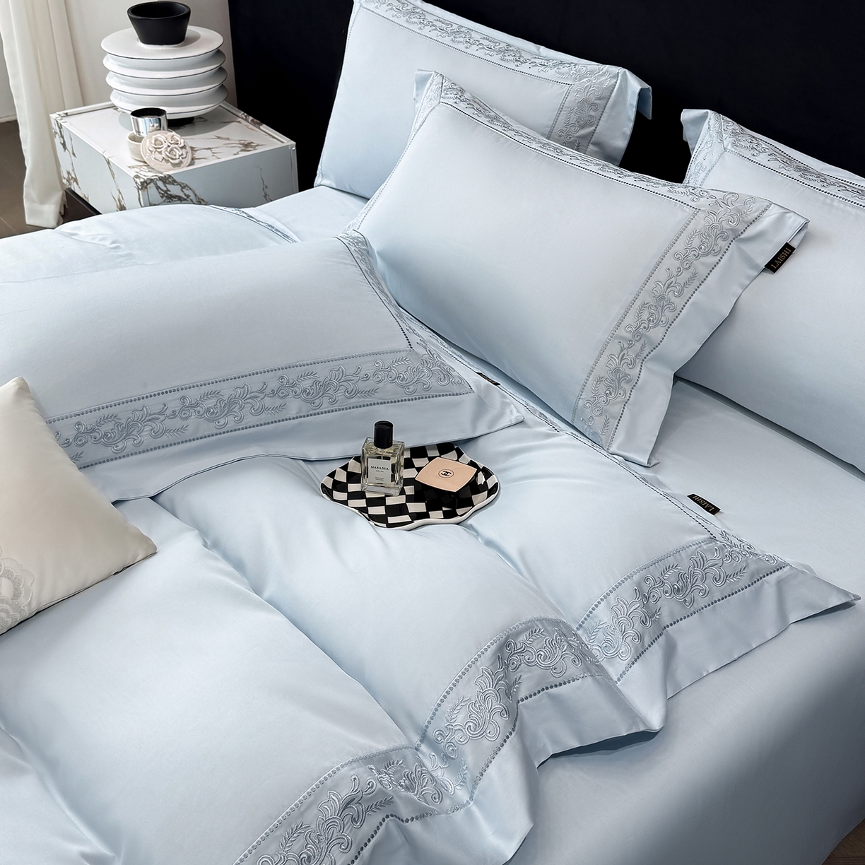 91家纺网 家纺一手货源 找家纺 莱势 2026新款100支长绒棉全棉纯棉50x50s埃及贡缎刺绣绣花四件套高端礼盒塞纳 塞纳-天空蓝