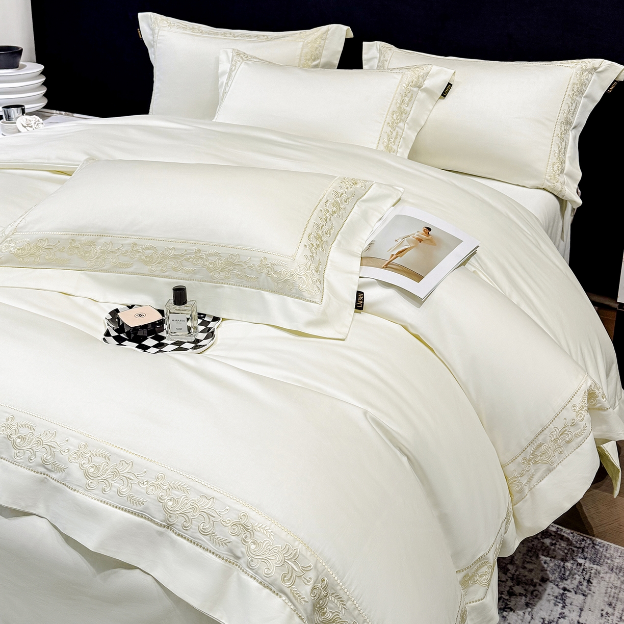 91家纺网 家纺一手货源 找家纺 莱势 2026新款100支长绒棉全棉纯棉50x50s埃及贡缎刺绣绣花四件套高端礼盒塞纳 塞纳-奶昔白