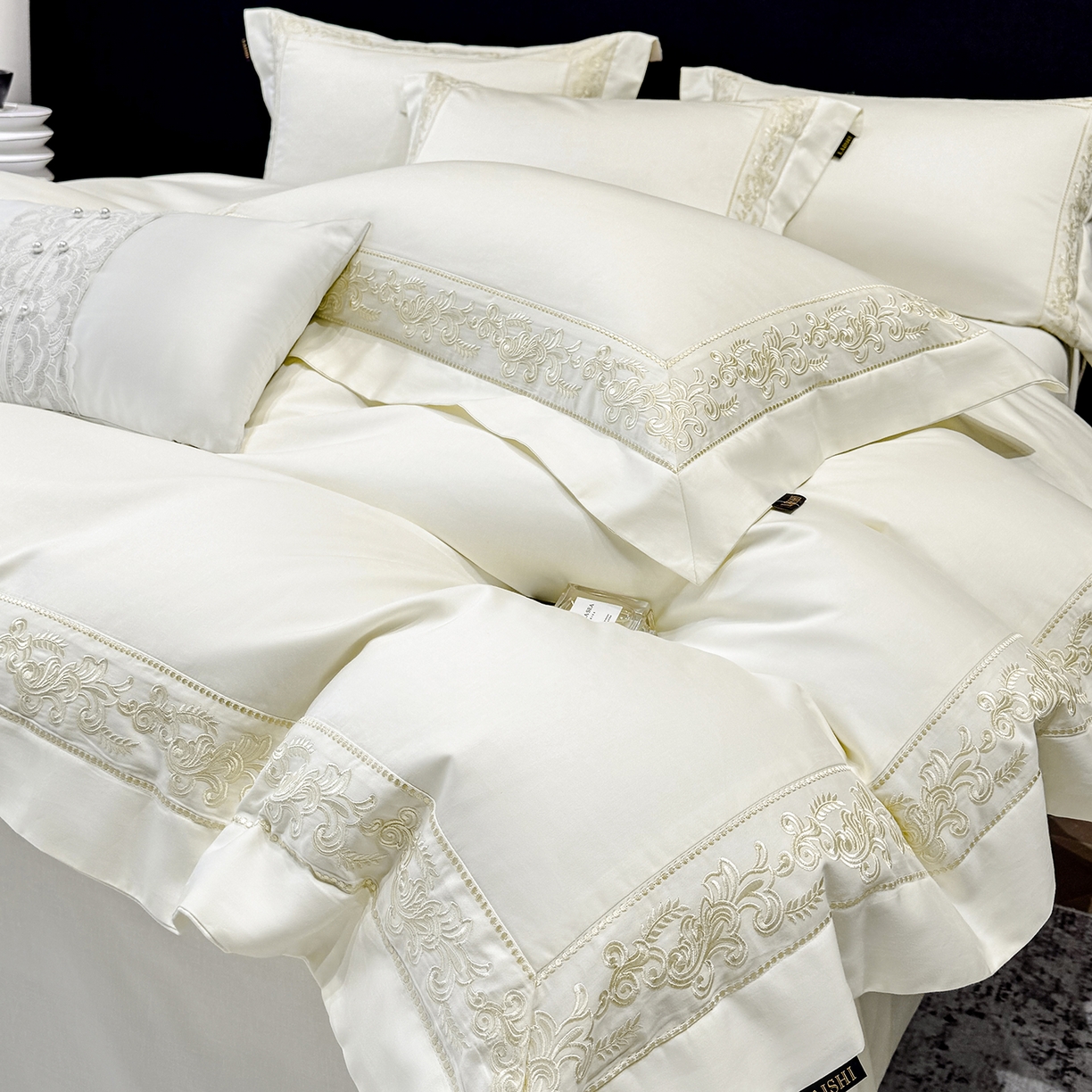 91家纺网 家纺一手货源 找家纺 莱势 2026新款100支长绒棉全棉纯棉50x50s埃及贡缎刺绣绣花四件套高端礼盒塞纳 塞纳-奶昔白