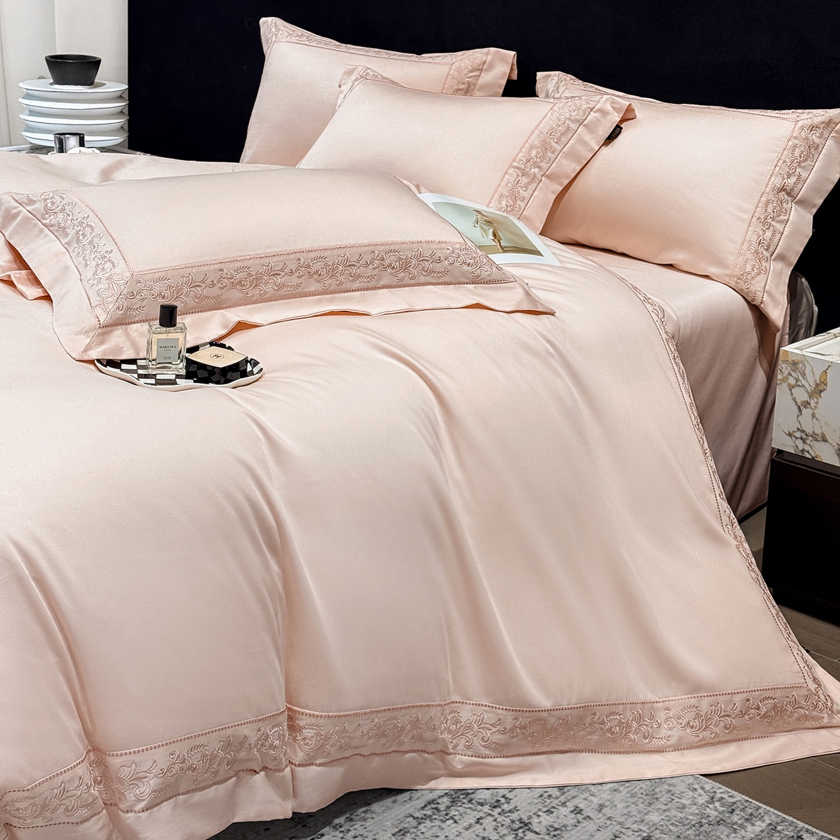 91家纺网 家纺一手货源 找家纺 莱势 2026新款100支长绒棉全棉纯棉50x50s埃及贡缎刺绣绣花四件套高端礼盒塞纳 塞纳-轻奢粉