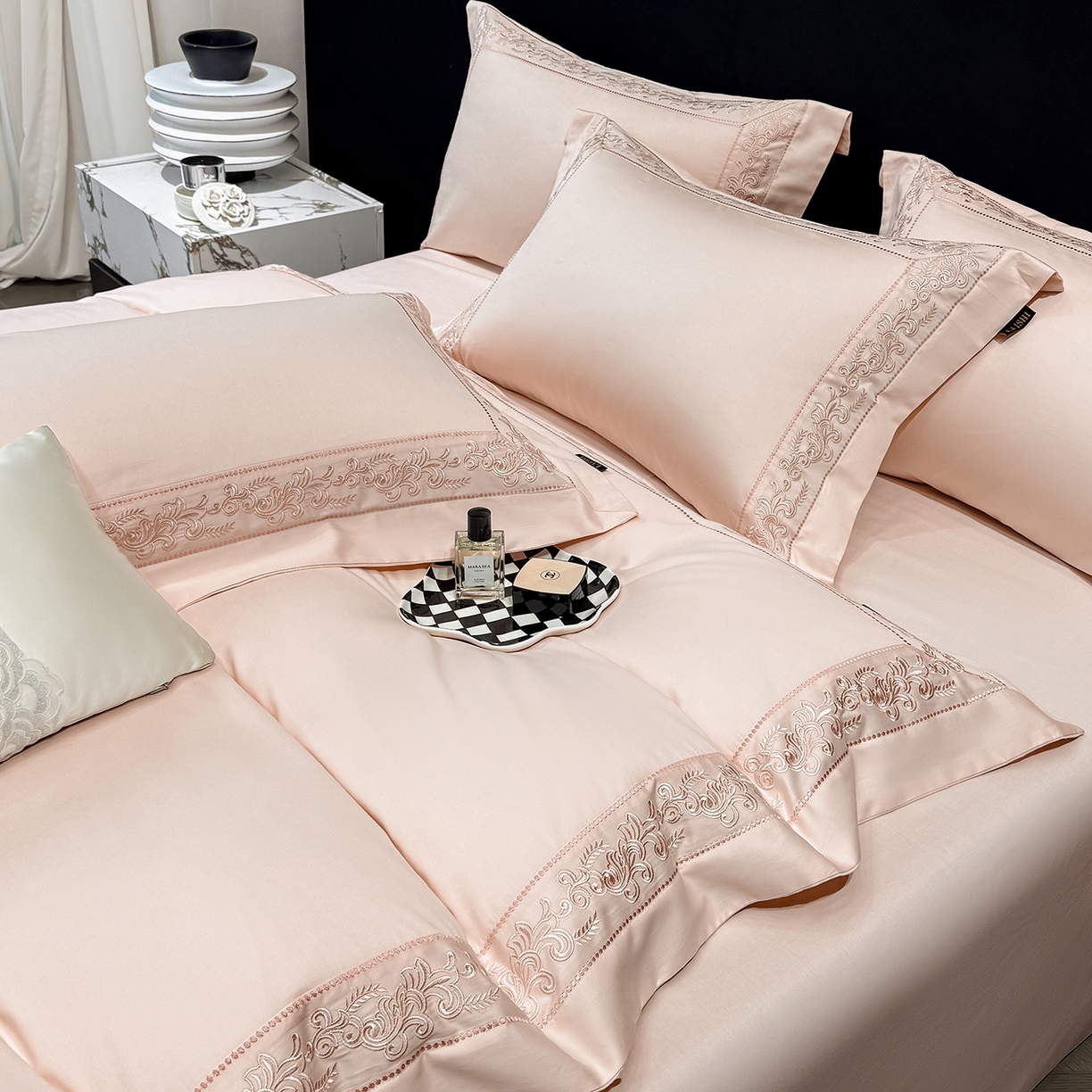 91家纺网 家纺一手货源 找家纺 莱势 2026新款100支长绒棉全棉纯棉50x50s埃及贡缎刺绣绣花四件套高端礼盒塞纳 塞纳-轻奢粉