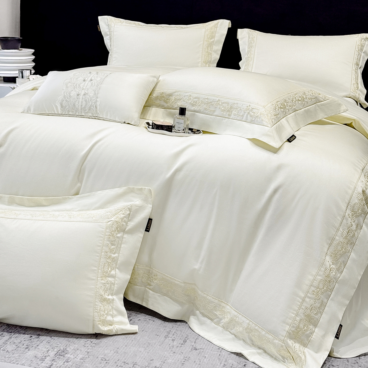 91家纺网 家纺一手货源 找家纺 莱势 2026新款100支长绒棉全棉纯棉50x50s埃及贡缎刺绣绣花四件套高端礼盒塞纳 塞纳-奶昔白