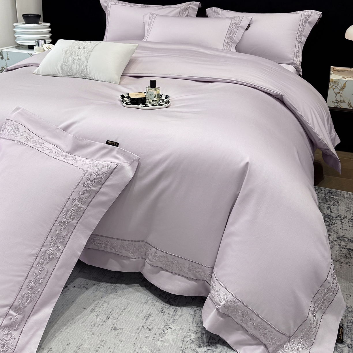 91家纺网 家纺一手货源 找家纺 莱势 2026新款100支长绒棉全棉纯棉50x50s埃及贡缎刺绣绣花四件套高端礼盒塞纳 塞纳-香芋紫