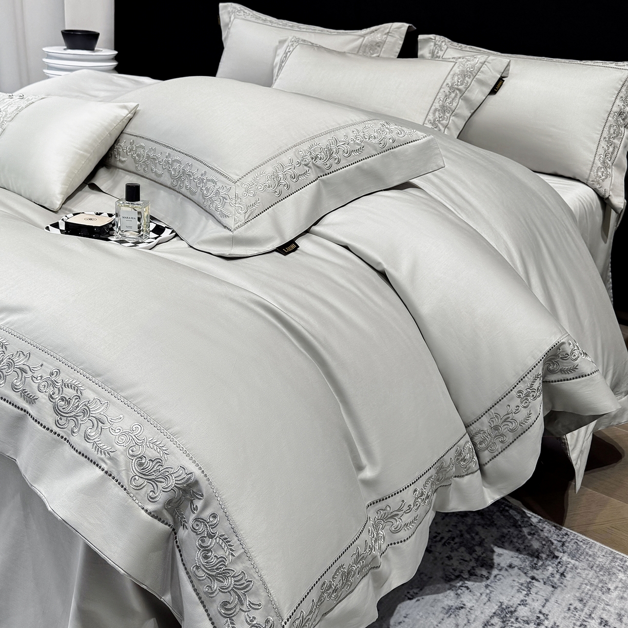 91家纺网 家纺一手货源 找家纺 莱势 2026新款100支长绒棉全棉纯棉50x50s埃及贡缎刺绣绣花四件套高端礼盒塞纳 塞纳-高级灰