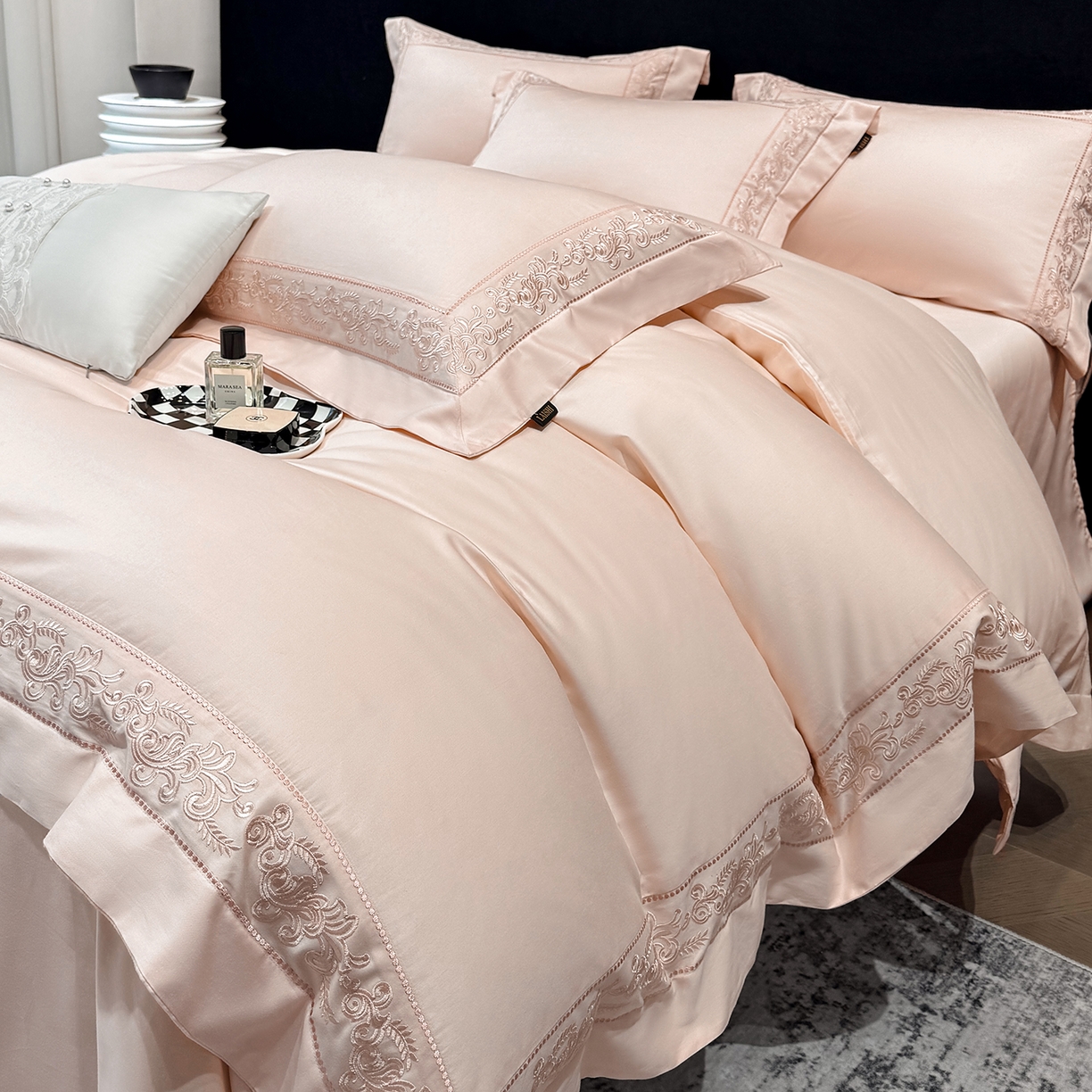 91家纺网 家纺一手货源 找家纺 莱势 2026新款100支长绒棉全棉纯棉50x50s埃及贡缎刺绣绣花四件套高端礼盒塞纳 塞纳-轻奢粉