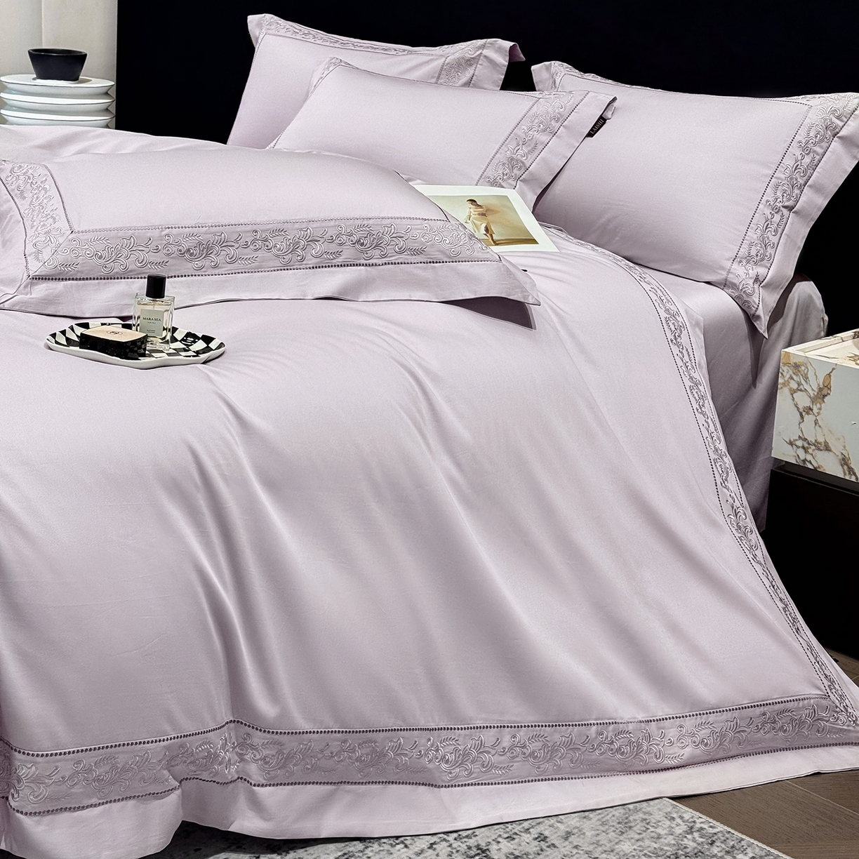 91家纺网 家纺一手货源 找家纺 莱势 2026新款100支长绒棉全棉纯棉50x50s埃及贡缎刺绣绣花四件套高端礼盒塞纳 塞纳-香芋紫