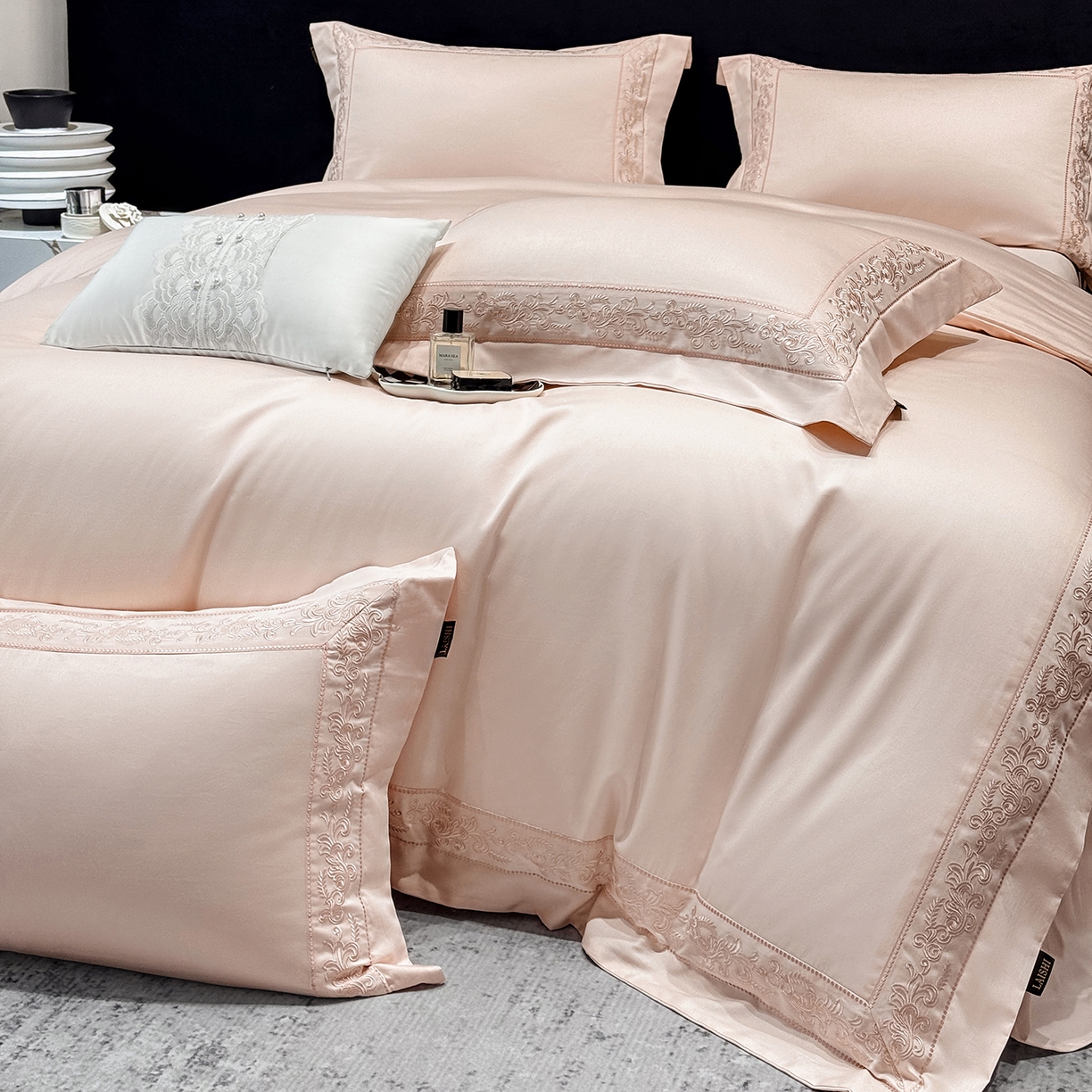 91家纺网 家纺一手货源 找家纺 莱势 2026新款100支长绒棉全棉纯棉50x50s埃及贡缎刺绣绣花四件套高端礼盒塞纳 塞纳-轻奢粉