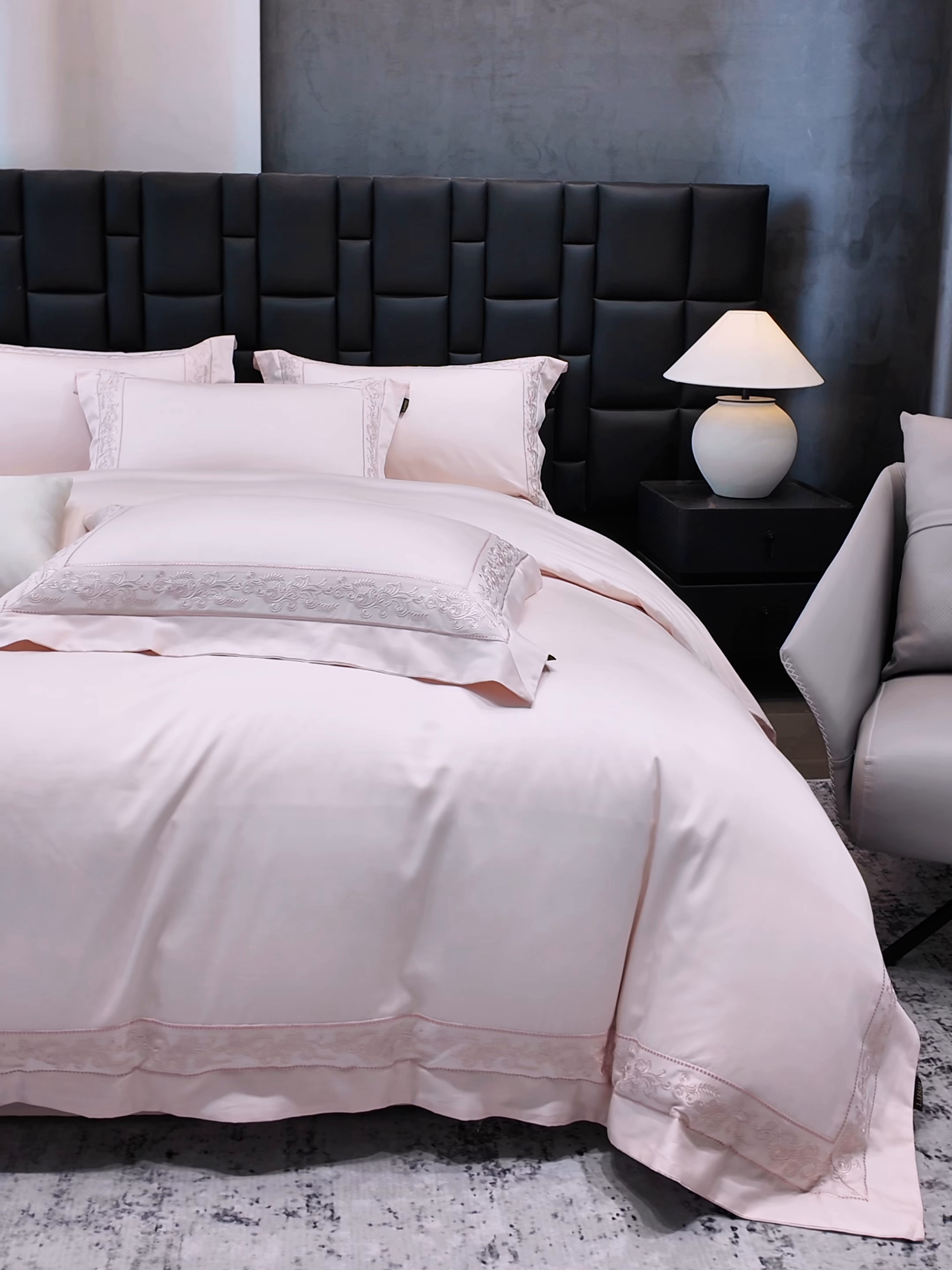 91家纺网 家纺一手货源 找家纺 莱势 2026新款100支长绒棉全棉纯棉50x50s埃及贡缎刺绣绣花四件套高端礼盒塞纳 塞纳-轻奢粉