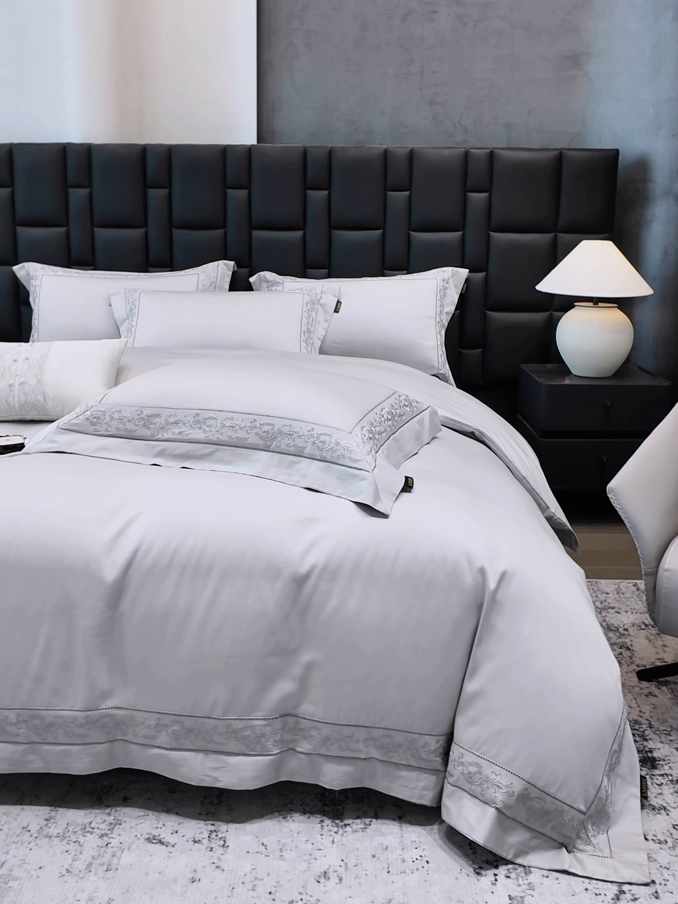 91家纺网 家纺一手货源 找家纺 莱势 2026新款100支长绒棉全棉纯棉50x50s埃及贡缎刺绣绣花四件套高端礼盒塞纳 塞纳-高级灰