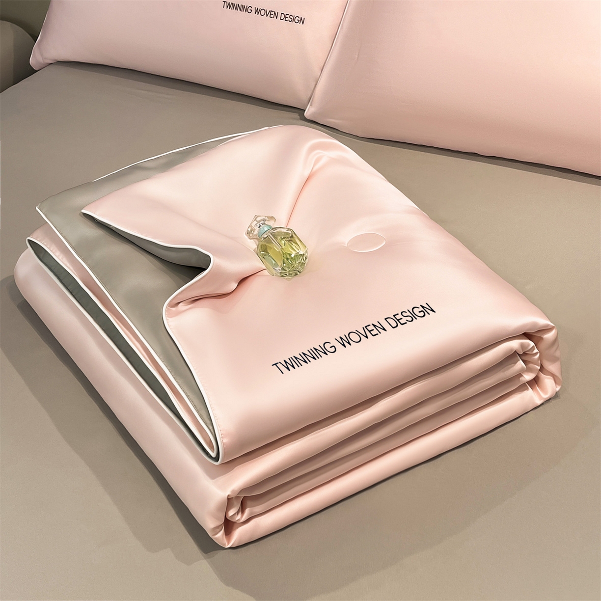 91家纺网 家纺一手货源 找家纺 招财星家纺 2026新款可水洗真丝被夏天空调被单人夏凉被冰丝夏被被子双人薄被（带质检报告买家秀） 丝语-粉玉+银灰