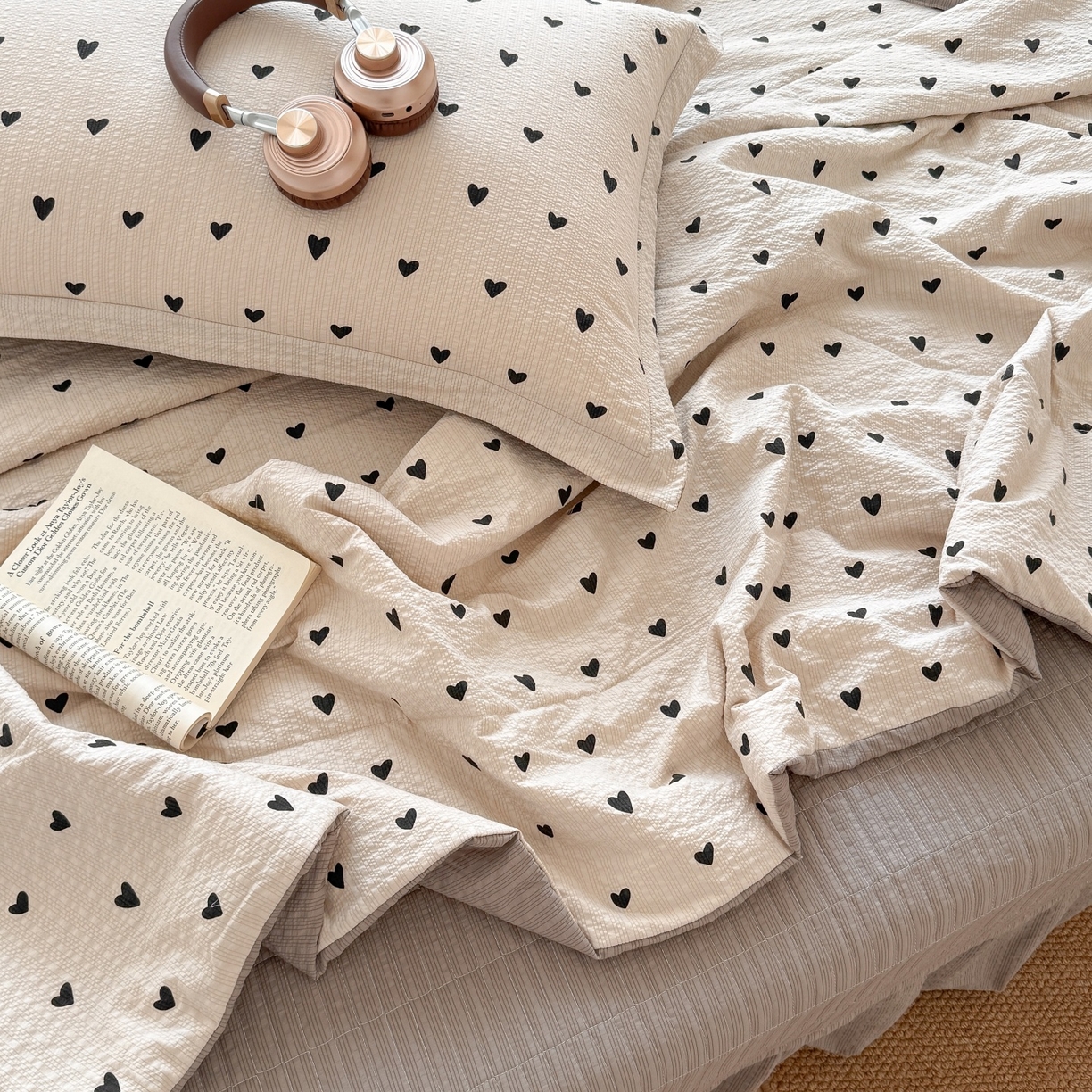 91家纺网 家纺一手货源 找家纺 梵希雅 2026新款云感泡芙棉泡芙纱床盖夏被四件套 灰爱心