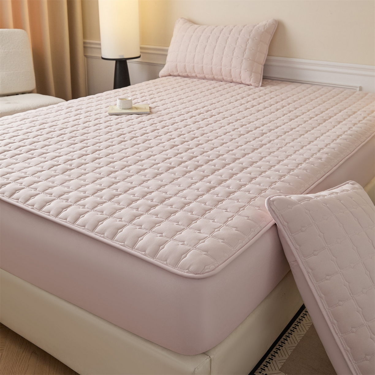 91家纺网 家纺一手货源 找家纺 优眠坊 2026新款夹棉床笠/防水床笠   床笠三件套 格趣-淡粉-防水款