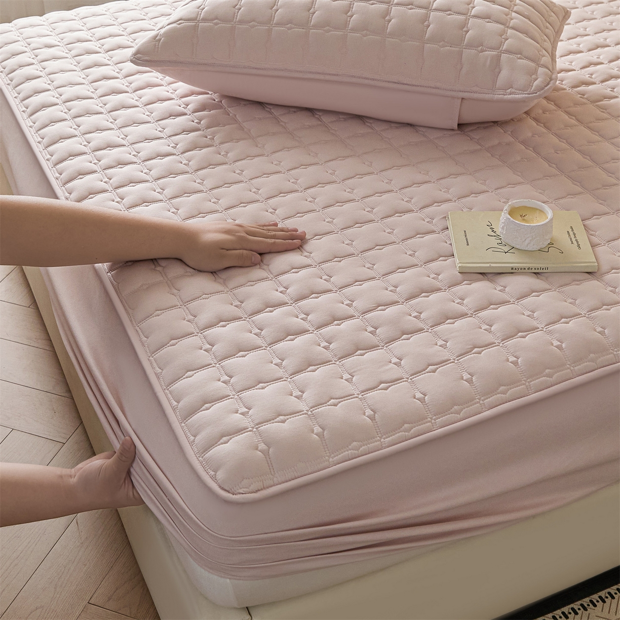 91家纺网 家纺一手货源 找家纺 优眠坊 2026新款夹棉床笠/防水床笠   床笠三件套 格趣-淡粉-防水款