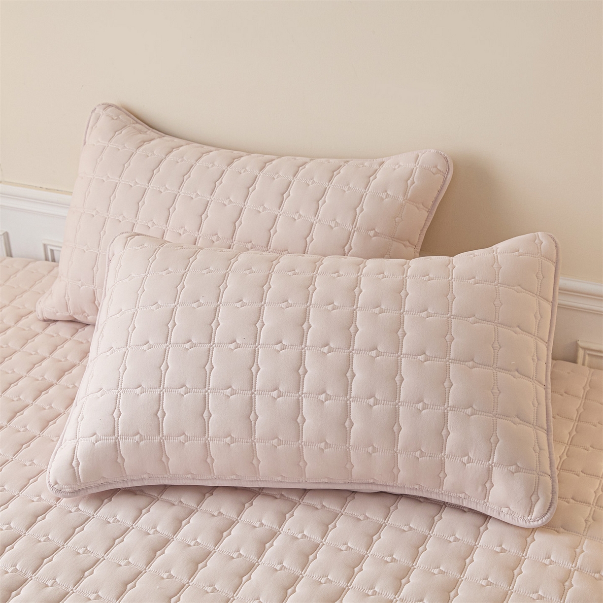 91家纺网 家纺一手货源 找家纺 优眠坊 2026新款夹棉床笠/防水床笠   床笠三件套 格趣-淡粉-防水款