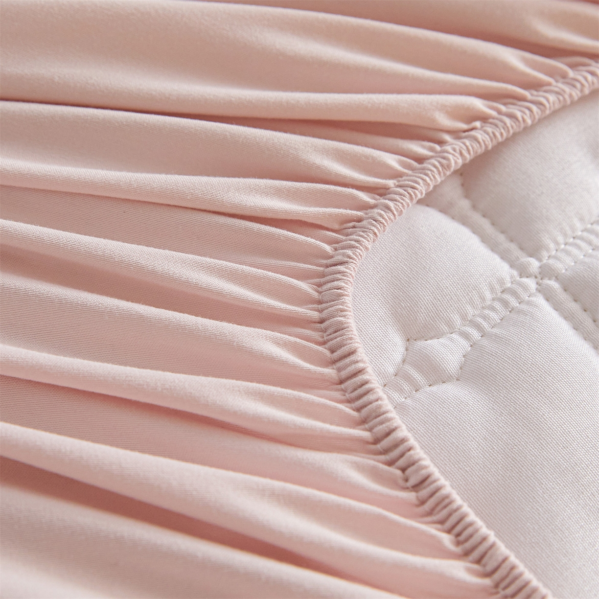 91家纺网 家纺一手货源 找家纺 优眠坊 2026新款夹棉床笠/防水床笠   床笠三件套 格趣-淡粉-防水款