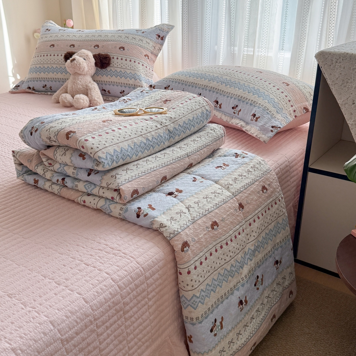 91家纺网 家纺一手货源 找家纺 梵希雅 2026新款云感泡芙棉泡芙纱床盖夏被四件套 费尔岛小狗