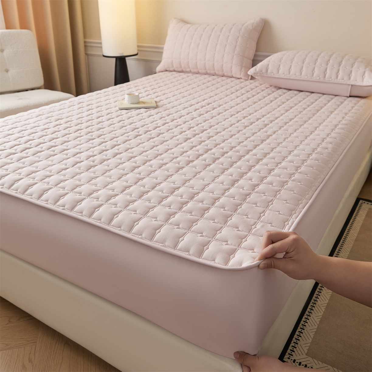 91家纺网 家纺一手货源 找家纺 优眠坊 2026新款夹棉床笠/防水床笠   床笠三件套 格趣-淡粉-不防水款