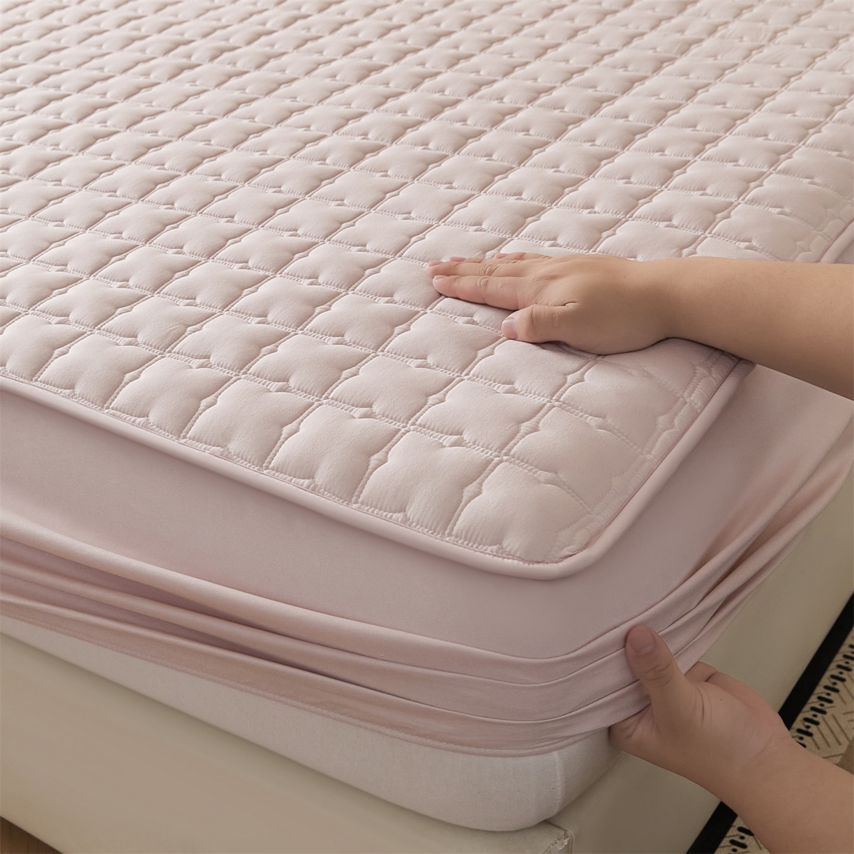 91家纺网 家纺一手货源 找家纺 优眠坊 2026新款夹棉床笠/防水床笠   床笠三件套 格趣-淡粉-不防水款