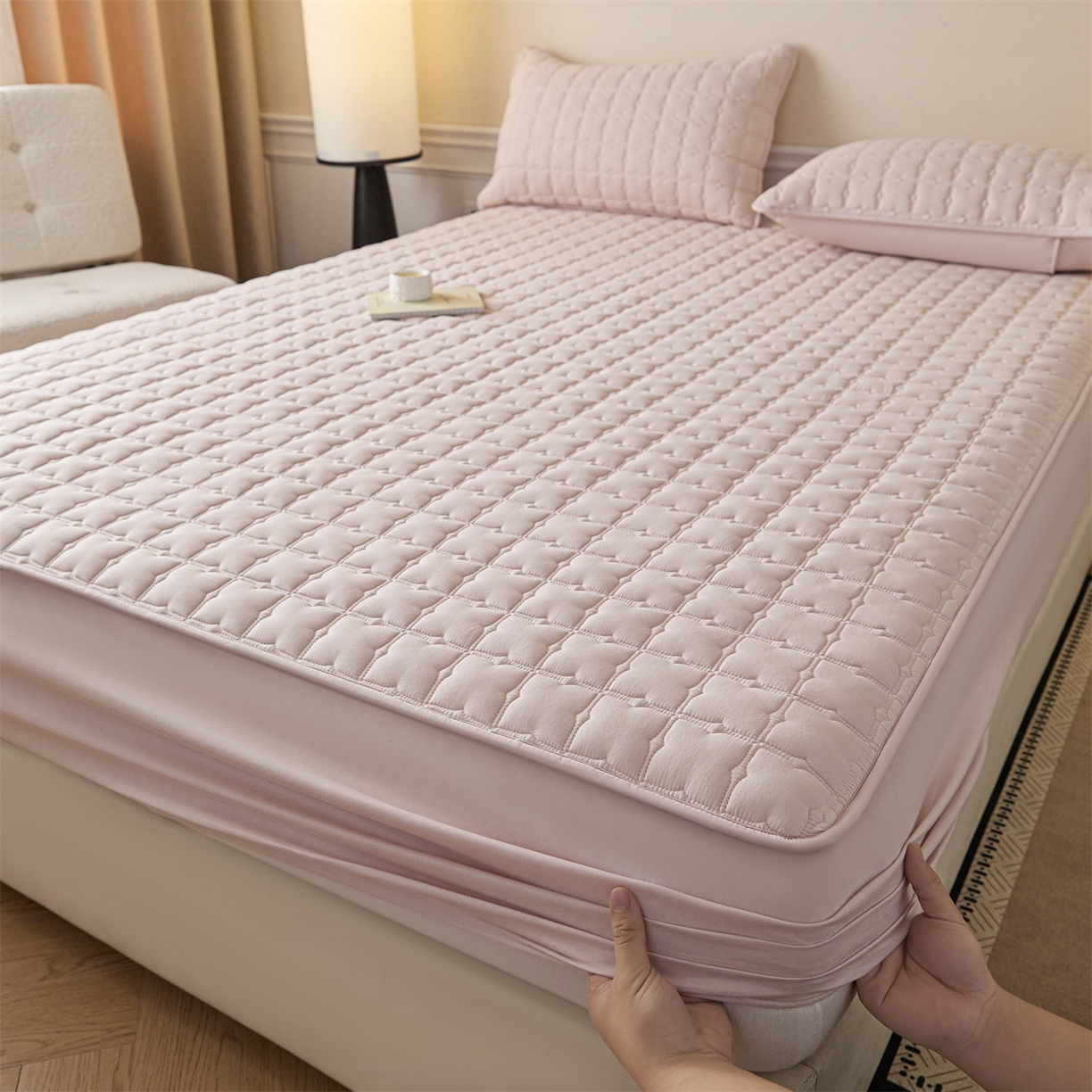 91家纺网 家纺一手货源 找家纺 优眠坊 2026新款夹棉床笠/防水床笠   床笠三件套 格趣-淡粉-不防水款