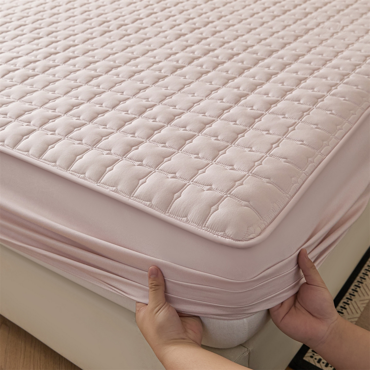 91家纺网 家纺一手货源 找家纺 优眠坊 2026新款夹棉床笠/防水床笠   床笠三件套 格趣-淡粉-不防水款