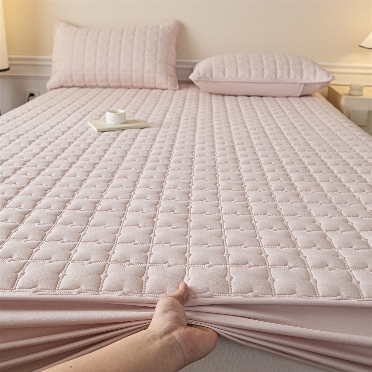 91家纺网 家纺一手货源 找家纺 优眠坊 2026新款夹棉床笠/防水床笠   床笠三件套 格趣-淡粉-不防水款