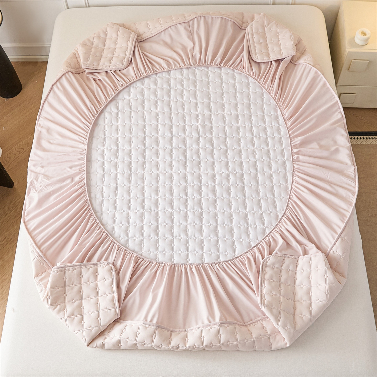 91家纺网 家纺一手货源 找家纺 优眠坊 2026新款夹棉床笠/防水床笠   床笠三件套 格趣-淡粉-不防水款