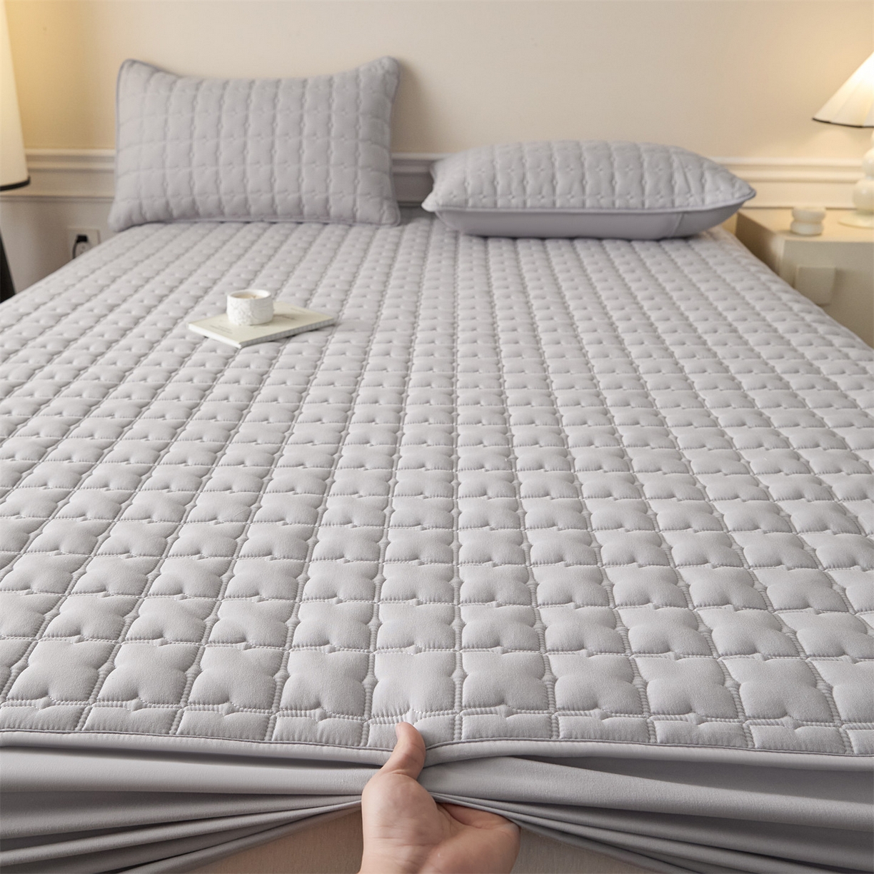 91家纺网 家纺一手货源 找家纺 优眠坊 2026新款夹棉床笠/防水床笠   床笠三件套 格趣-浅灰-不防水款