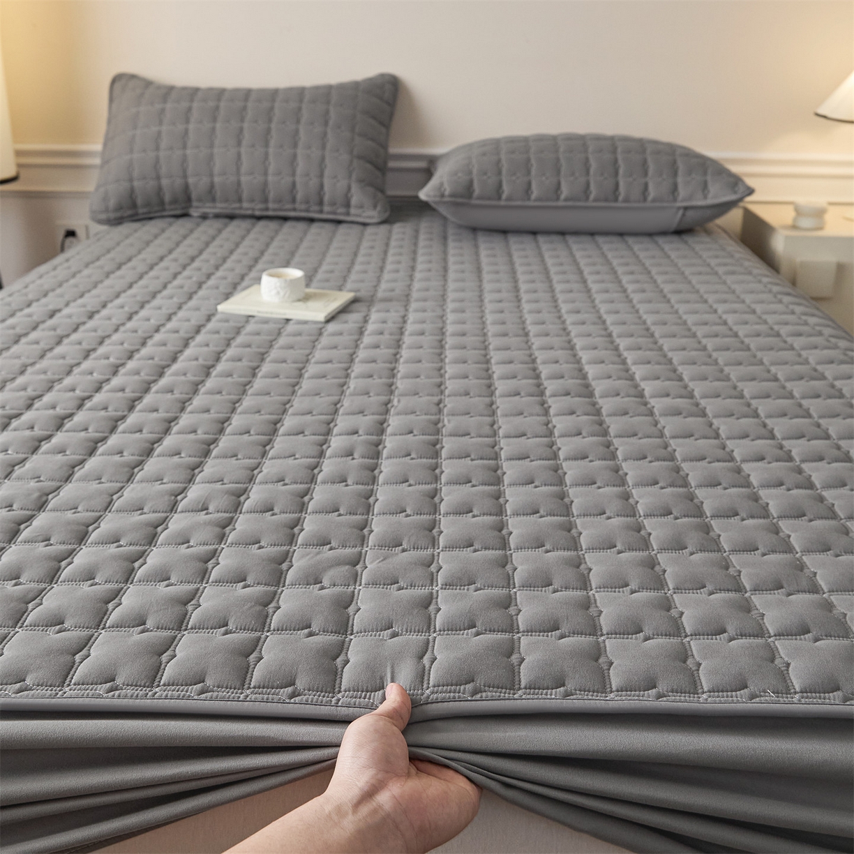 91家纺网 家纺一手货源 找家纺 优眠坊 2026新款夹棉床笠/防水床笠   床笠三件套 格趣-深灰-不防水款