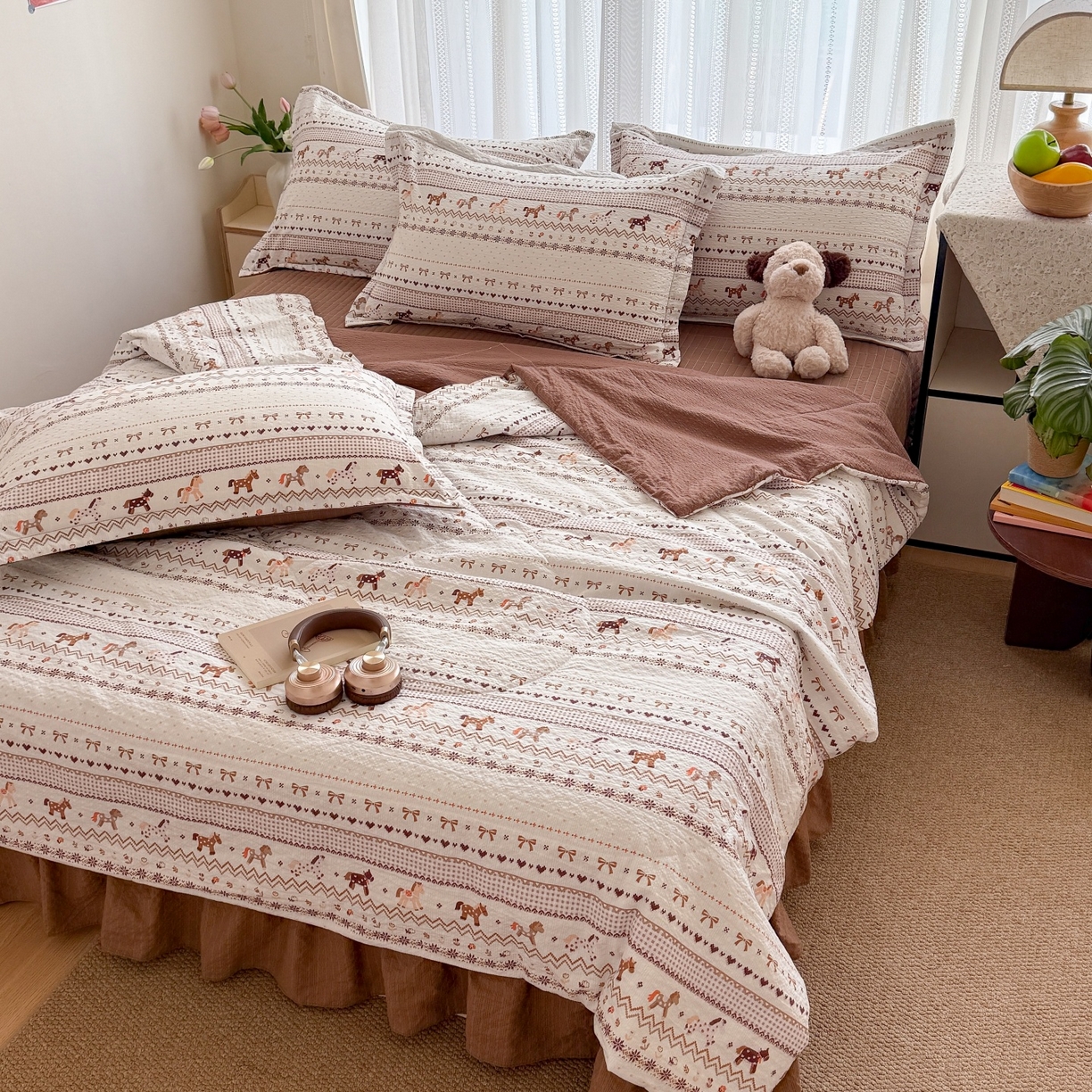 91家纺网 家纺一手货源 找家纺 梵希雅 2026新款云感泡芙棉泡芙纱床盖夏被四件套 栗色木马纹