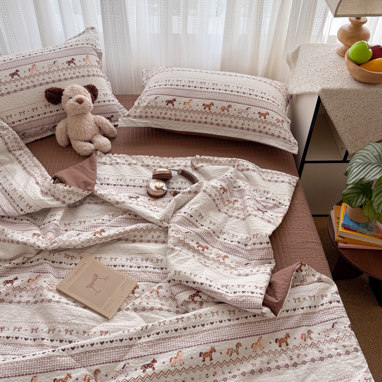 91家纺网 家纺一手货源 找家纺 梵希雅 2026新款云感泡芙棉泡芙纱床盖夏被四件套 栗色木马纹