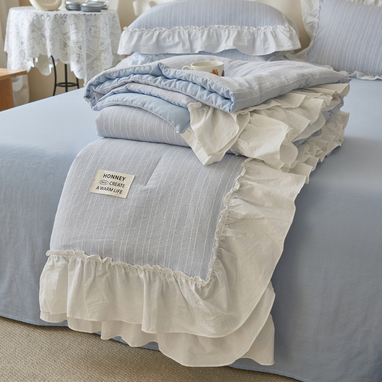 91家纺网 家纺一手货源 找家纺 晨曦家纺 2026新款荷叶花边泡芙纱提花夏凉被四件套可水洗棉夏被四件套少女风 海盐蓝