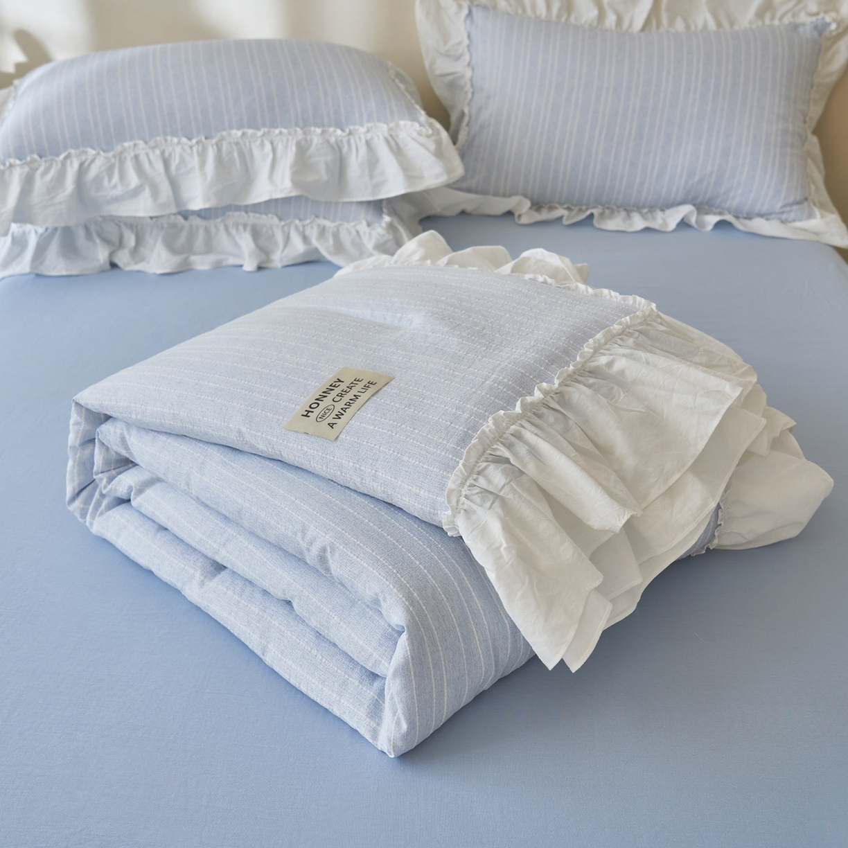 91家纺网 家纺一手货源 找家纺 晨曦家纺 2026新款荷叶花边泡芙纱提花夏凉被四件套可水洗棉夏被四件套少女风 海盐蓝