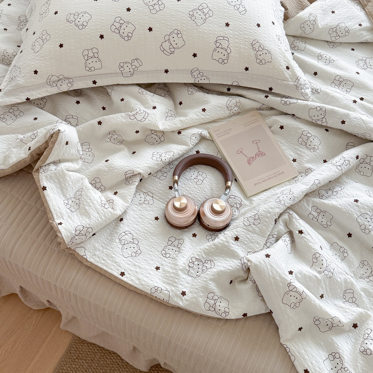 91家纺网 家纺一手货源 找家纺 梵希雅 2026新款云感泡芙棉泡芙纱床盖夏被四件套 描线猫