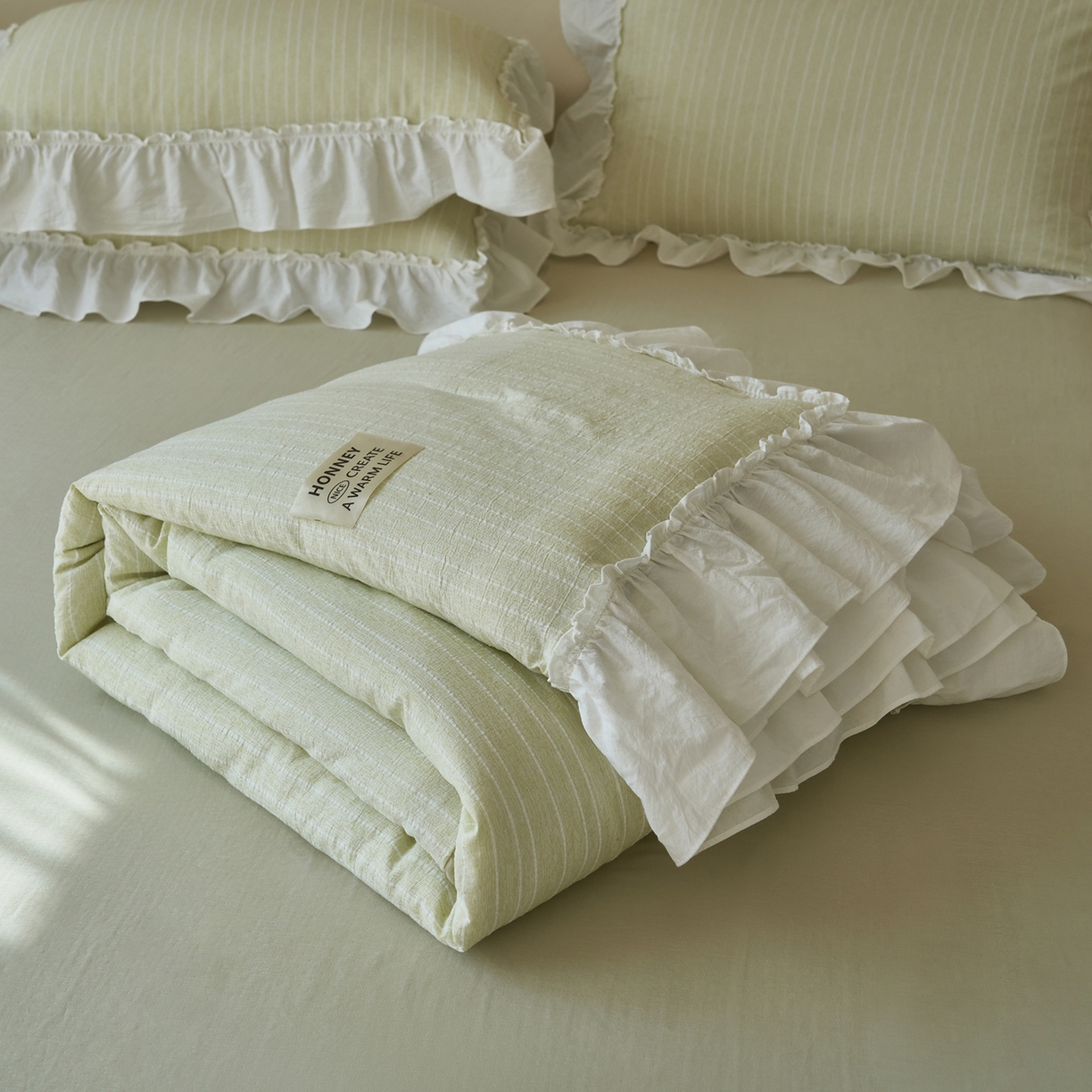 91家纺网 家纺一手货源 找家纺 晨曦家纺 2026新款荷叶花边泡芙纱提花夏凉被四件套可水洗棉夏被四件套少女风 抹茶奶绿