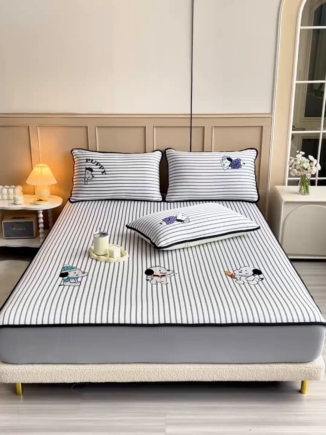 91家纺网 家纺一手货源 找家纺 炫拼家纺 2026新款A类凉豆豆提花条纹卡通刺绣床笠席 条纹-冰淇淋狗