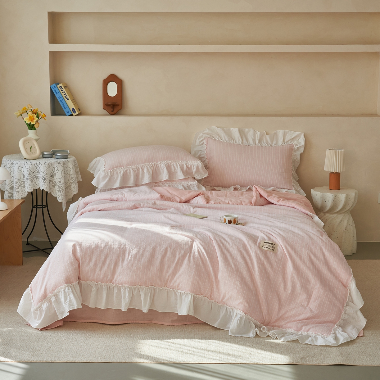 91家纺网 家纺一手货源 找家纺 晨曦家纺 2026新款荷叶花边泡芙纱提花夏凉被四件套可水洗棉夏被四件套少女风 樱花粉茶