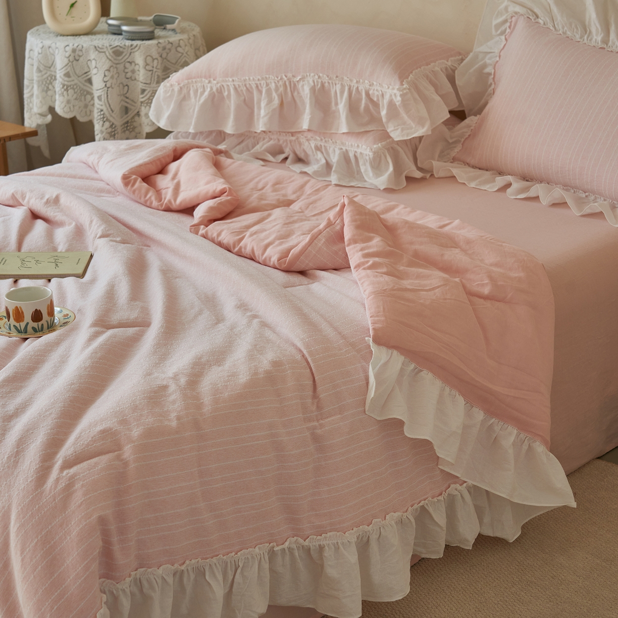 91家纺网 家纺一手货源 找家纺 晨曦家纺 2026新款荷叶花边泡芙纱提花夏凉被四件套可水洗棉夏被四件套少女风 樱花粉茶